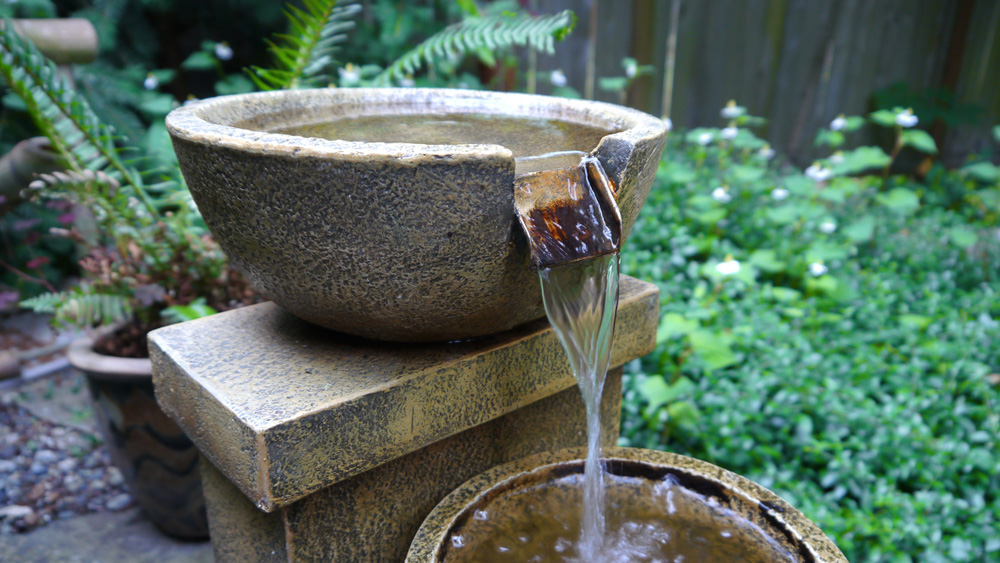 24 Backyard Water Features for Your Outdoor Living Space ...